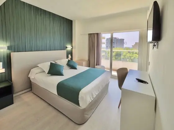 Tek Büyük Yataklı Oda, Balkon, Havuz Manzaralı (2 adults + 1 child)