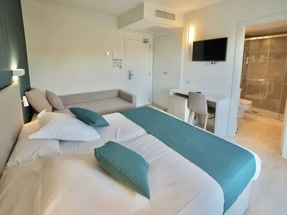 Tek Büyük Yataklı Oda, Balkon, Havuz Manzaralı (2 adults + 1 child)