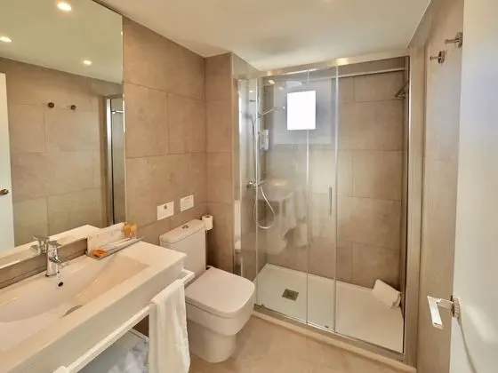 Tek Büyük Yataklı Oda, Balkon, Havuz Manzaralı (2 adults + 1 child)