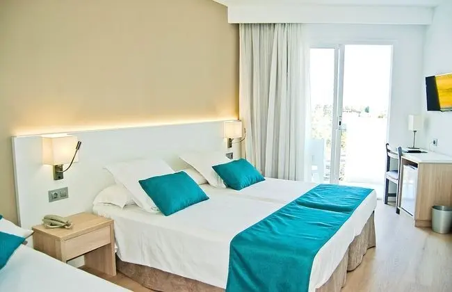 Tek Büyük Yataklı Oda, Balkon, Havuz Manzaralı