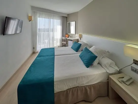 Tek Büyük Yataklı Oda, Balkon, Havuz Manzaralı (2 Adults and 1 Child)