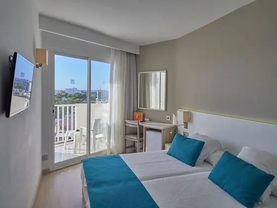 Tek Büyük Yataklı Oda, Balkon, Havuz Manzaralı (2 Adults and 1 Child)
