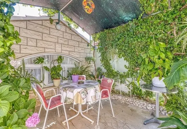 Family Apart Daire, 1 Çift Kişilik Yatak ve Çekyat, Bahçeli (Brač Island Suite Mladineo A4)