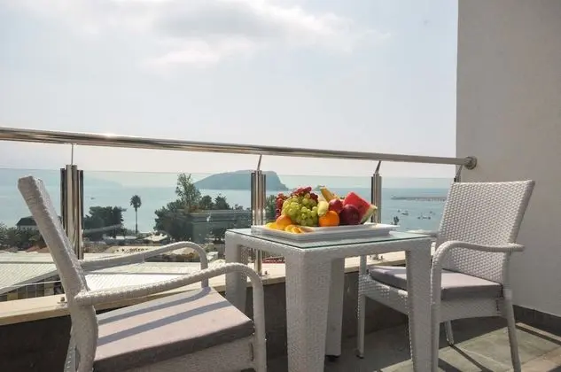 Tek Büyük veya İki Ayrı Yataklı Oda, Balkon