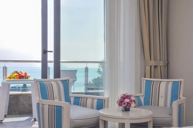 Tek Büyük veya İki Ayrı Yataklı Oda, Balkon, Deniz Manzaralı