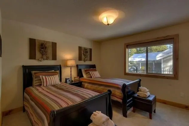 Ev (Brand New Upscale Home, Hot Tub, Foos)