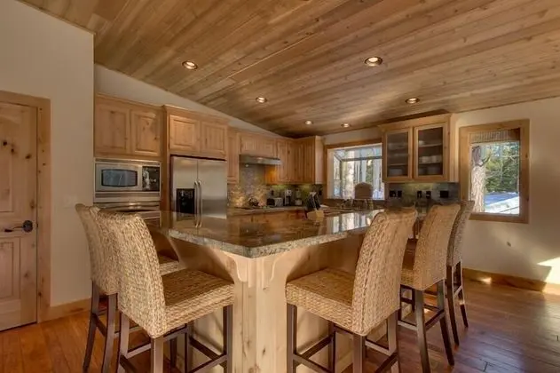 Ev (Brand New Upscale Home, Hot Tub, Foos)