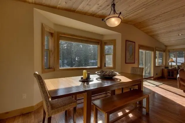 Ev (Brand New Upscale Home, Hot Tub, Foos)
