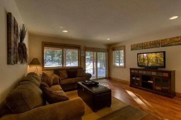 Ev (Brand New Upscale Home, Hot Tub, Foos)