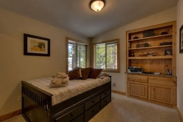 Ev (Brand New Upscale Home, Hot Tub, Foos)