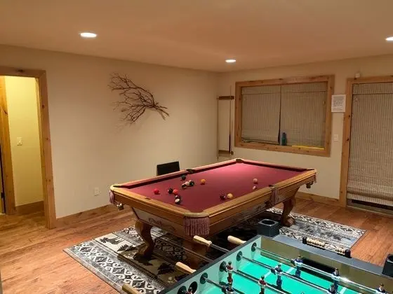 Ev (Brand New Upscale Home, Hot Tub, Foos)