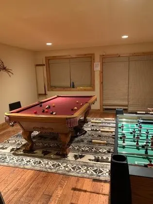 Ev (Brand New Upscale Home, Hot Tub, Foos)