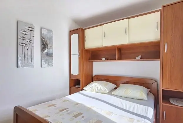 Apart Daire (Branka - 30 m from beach - A1 zeleni()