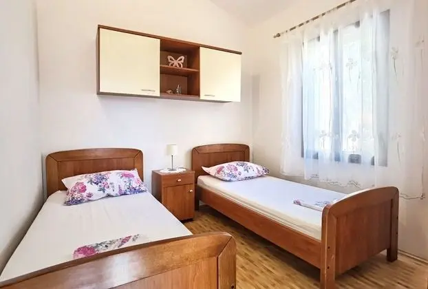 Apart Daire (Branka - 30 m from beach - A1 zeleni()