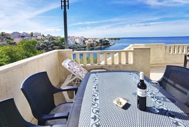 Apart Daire (Branka - 30 m from beach - A1 zeleni()