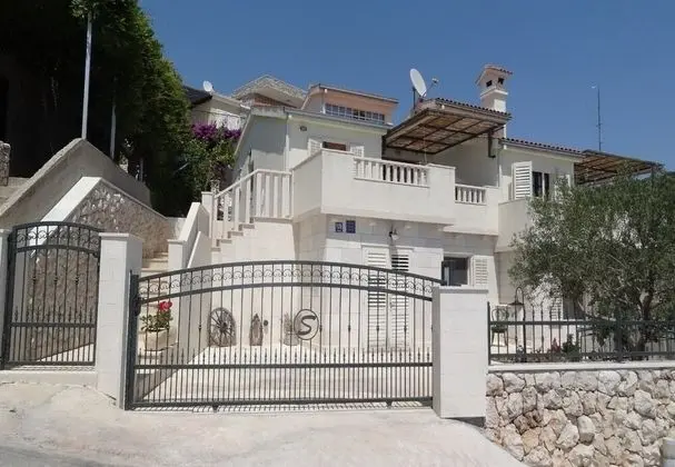 Apart Daire (Branka - 30 m from beach - A1 zeleni()
