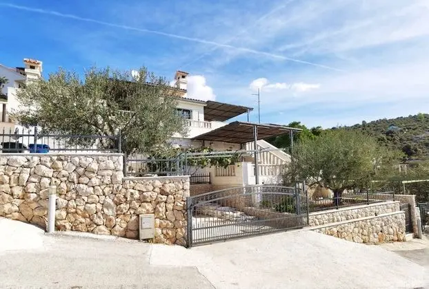 Apart Daire (Branka - 30 m from beach - A1 zeleni()