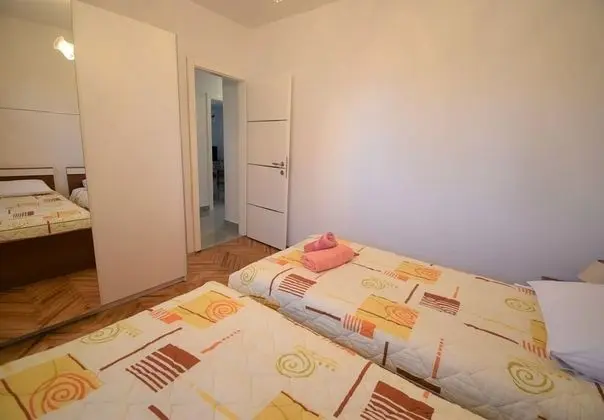 Ev (Branka - 80 m from beach - H(5+1))