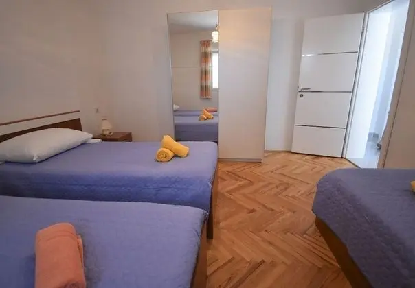 Ev (Branka - 80 m from beach - H(5+1))