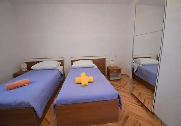 Ev (Branka - 80 m from beach - H(5+1))