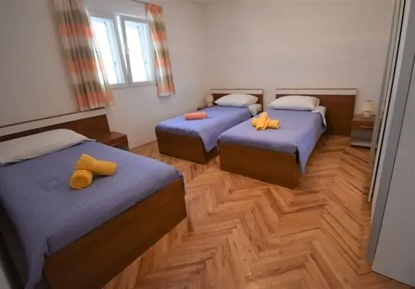 Ev (Branka - 80 m from beach - H(5+1))