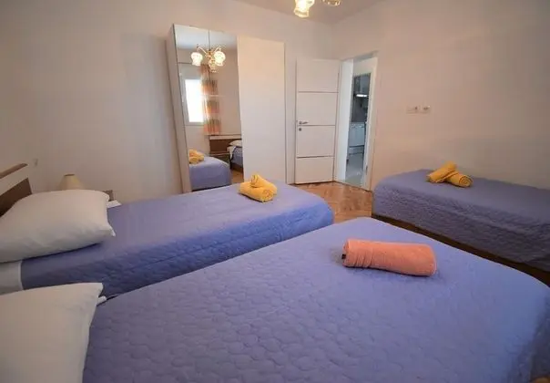 Ev (Branka - 80 m from beach - H(5+1))