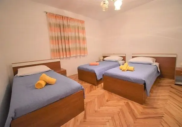 Ev (Branka - 80 m from beach - H(5+1))