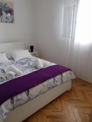 Ev (Branka - 80 m from beach - H(5+1))