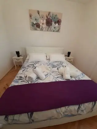 Ev (Branka - 80 m from beach - H(5+1))