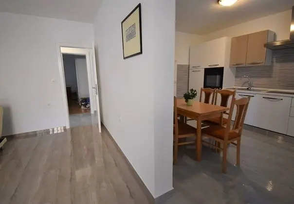 Ev (Branka - 80 m from beach - H(5+1))