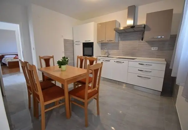 Ev (Branka - 80 m from beach - H(5+1))