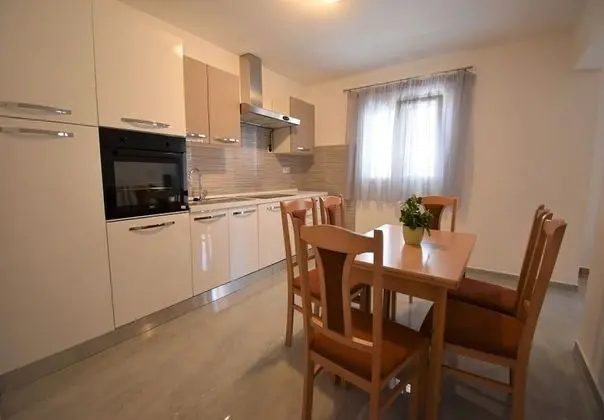 Ev (Branka - 80 m from beach - H(5+1))