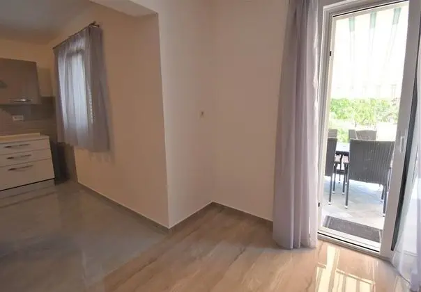 Ev (Branka - 80 m from beach - H(5+1))