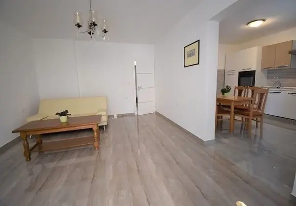 Ev (Branka - 80 m from beach - H(5+1))