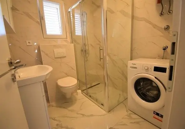 Ev (Branka - 80 m from beach - H(5+1))