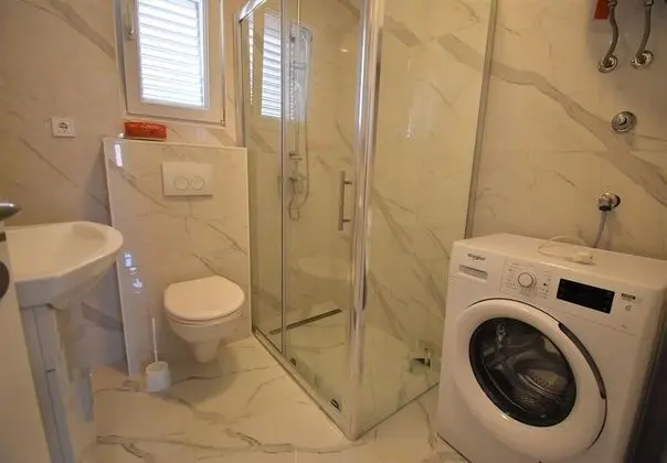 Ev (Branka - 80 m from beach - H(5+1))