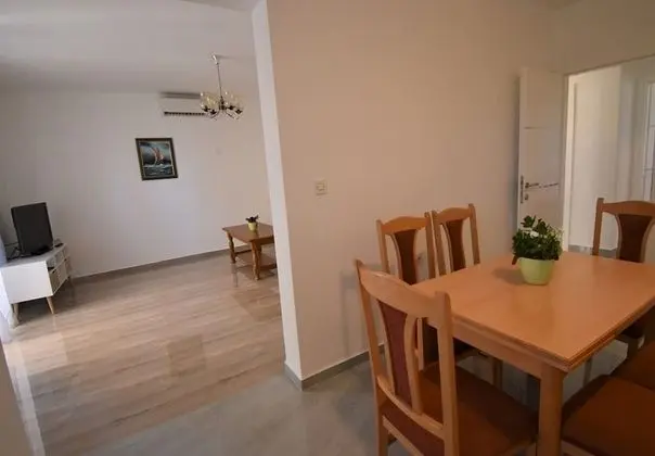 Ev (Branka - 80 m from beach - H(5+1))