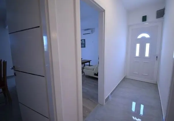 Ev (Branka - 80 m from beach - H(5+1))