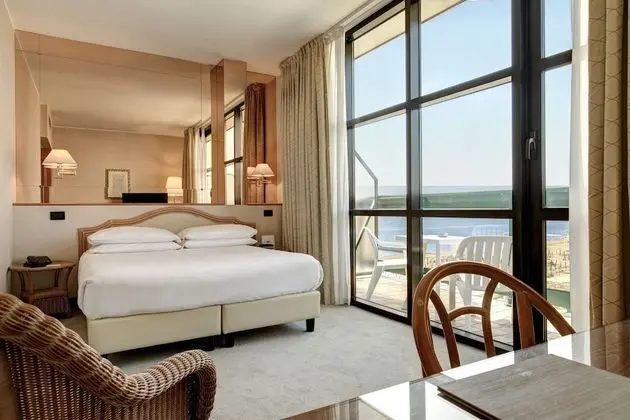 Deluxe Tek Büyük Yataklı Oda, Kısmi Deniz Manzaralı