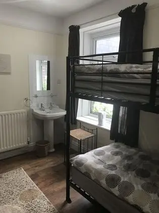 Dört Kişilik Oda, Ortak Banyo (2 sets of bunk beds)