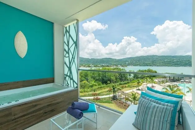 Allure Junior Suite King Tropical View