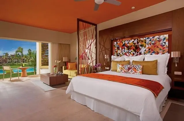 Xhale Club Junior Suite Swim Up King