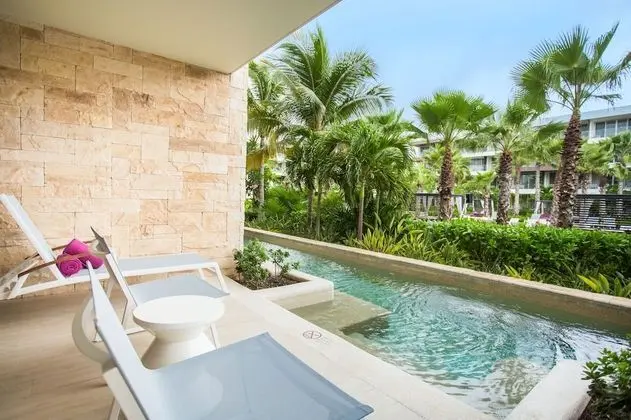 Xcelerate Junior Suite Swimout Tropical View Double
