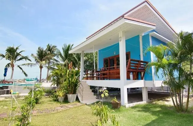 Deluxe Beachfront Bungalow with Balcony