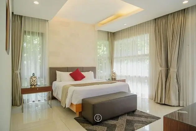 5 bedrooms villa pool