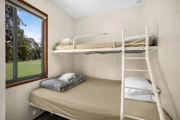 Deluxe Kulübe (2 Double + 1 Single Overhead Bunk Bed)