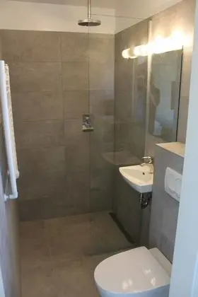 Tek Büyük Yataklı Oda, Ortak Banyo