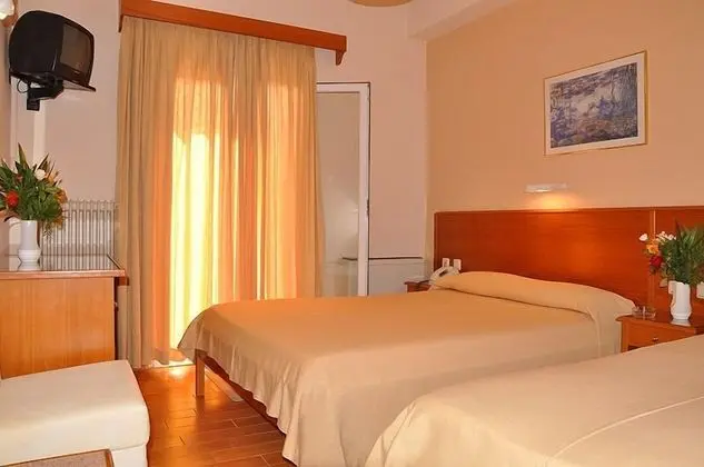 Üç Kişilik Oda