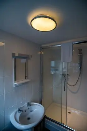 Deluxe Tek Büyük Yataklı Oda, Engellilere Uygun, Banyolu/Duşlu