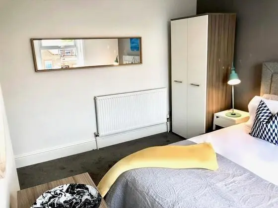 Tek Büyük veya İki Ayrı Yataklı Oda, Ortak Banyo